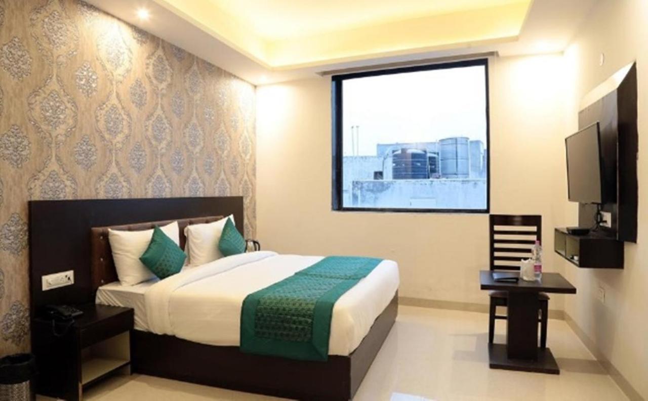 Oyo 23368 Boutique Hotel Paragon 뉴델리 외부 사진